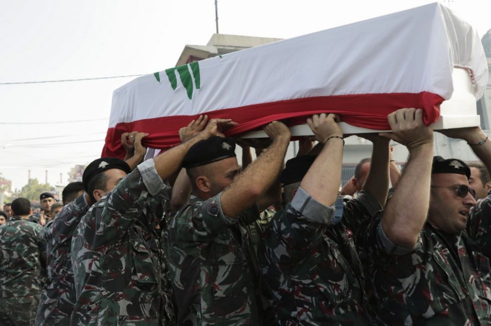 Los libaneses entierran a sus muertos y esperan un nuevo gobierno