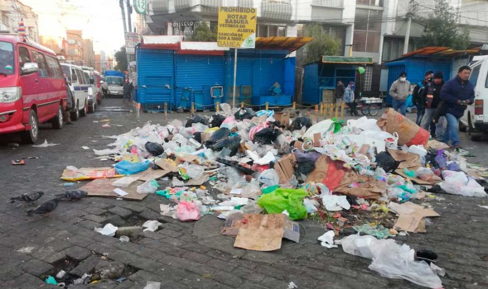 Nuevamente se acumula la basura en la ciudad de El Alto