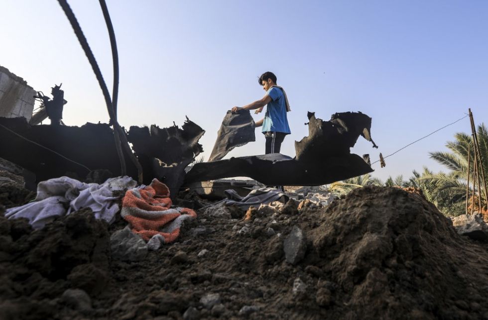 Israel bombardea Gaza en represalia a globos incendiarios