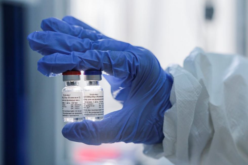 Rusia anuncia que vacunación masiva contra el coronavirus iniciará en un mes