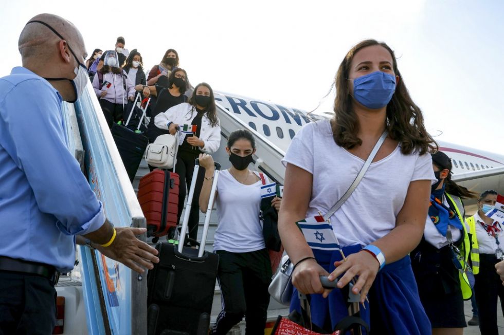 Estudio arroja revelaciones sobre transmisión del coronavirus en un avión
