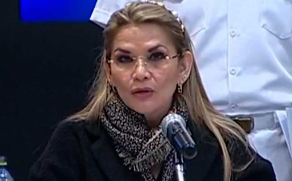 Jeanine Añez les dice a Arce y Mesa que no sean tibios y firmen pacto por los bonos