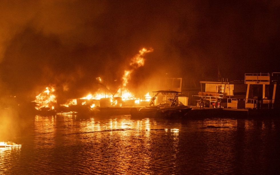 Hay más evacuaciones ante avance de incendios forestales en California