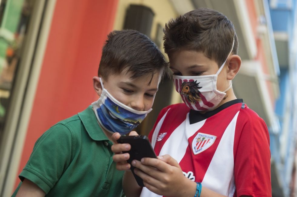 La OMS recomienda que niños de más de 12 años usen mascarillas 