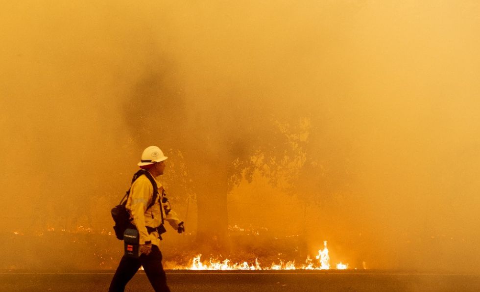 Los incendios en California avanzan y obligan a evacuar a miles