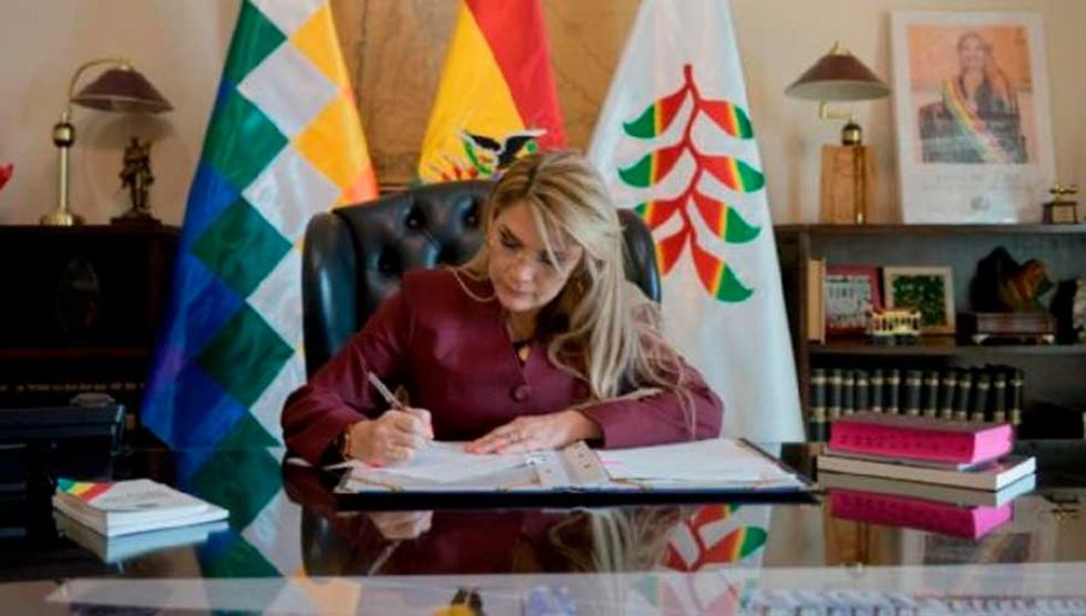 Presidenta Jeanine Añez promulga ley que difiere pagos de créditos bancarios