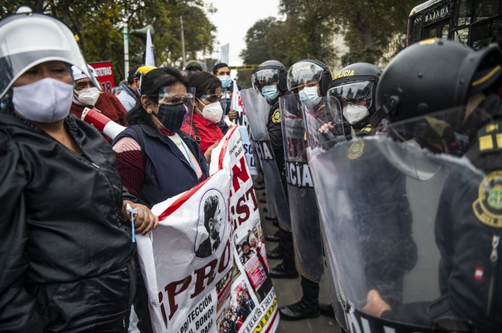 Médicos protestan en medio de rebrote del coronavirus en Perú