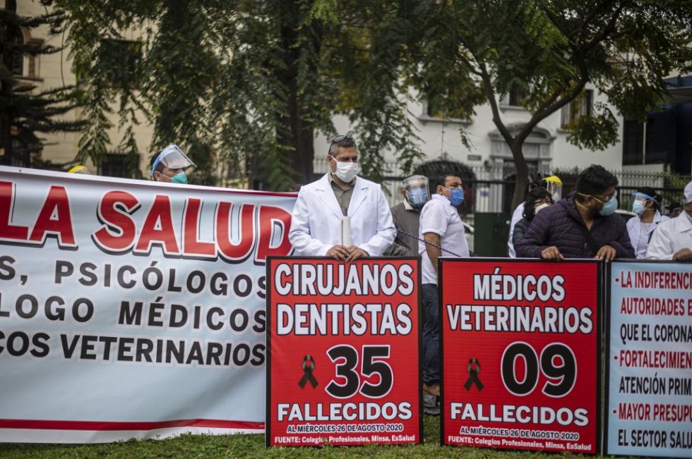 Médicos en Perú protestan por segundo día en demanda de insumos para enfrentar la pandemia