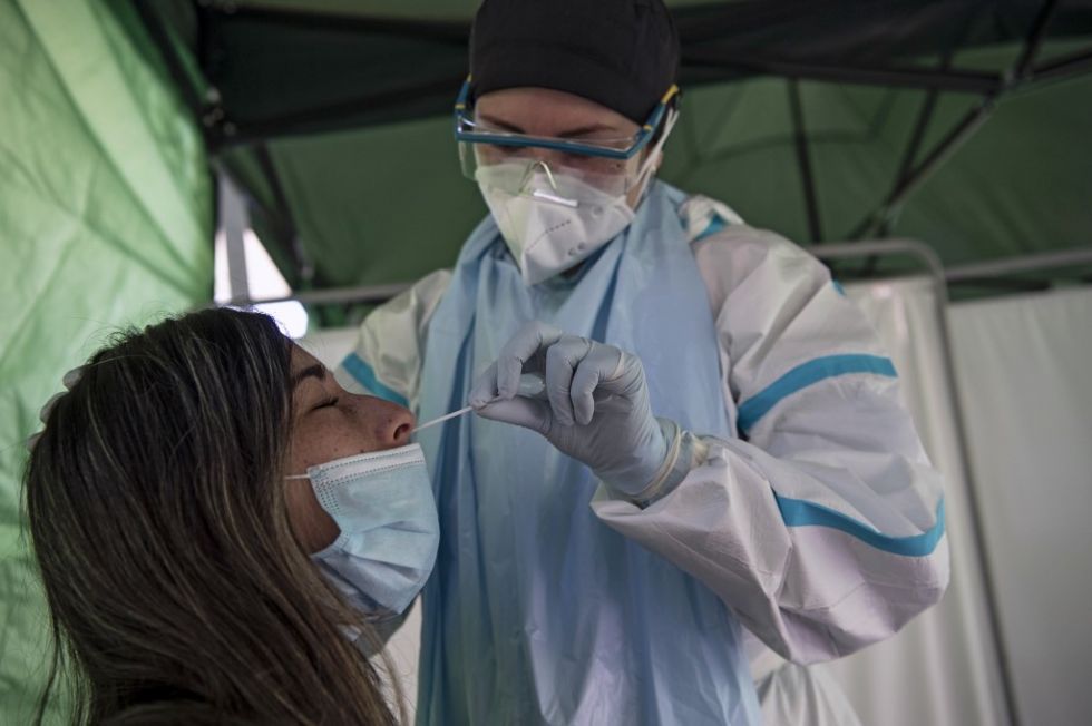 Chile apuesta a reforzar la toma de muestra para evitar repuntes de covid-19