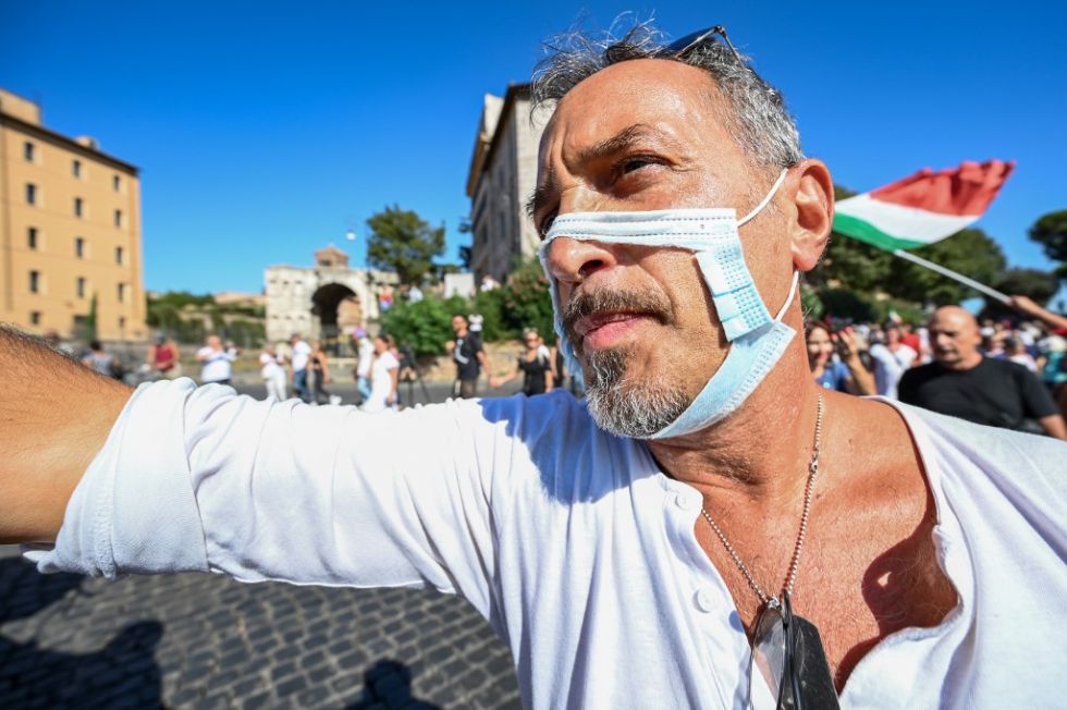 Antivacunas y antimascarillas protestan en Roma