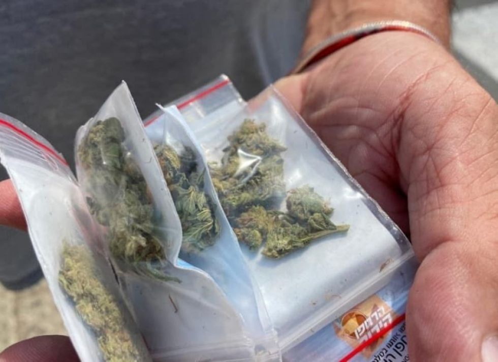 Lanzan desde el aire cientos de sobres con cannabis en la capital de Israel