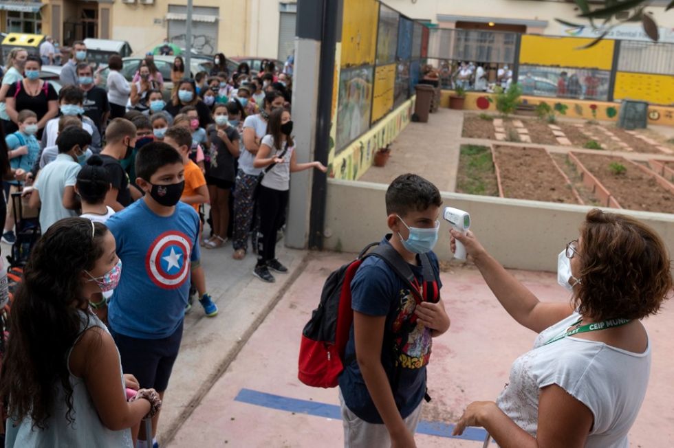 España supera medio millón de casos, mientras la pandemia sacude el deporte
