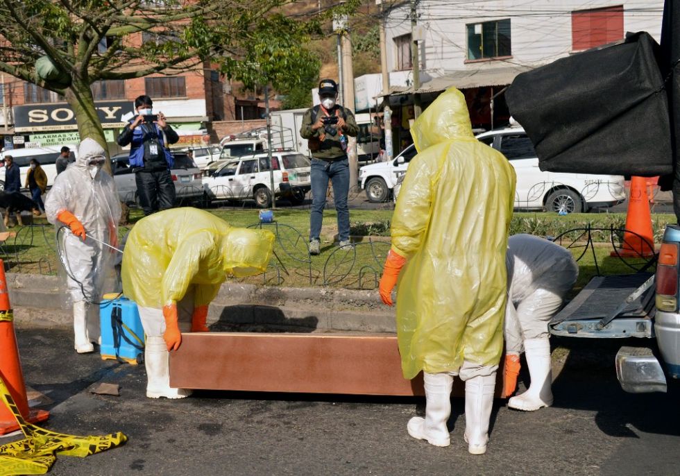 Bolivia ajusta al alza cifras de decesos por covid-19 y genera dudas de "subregistro"