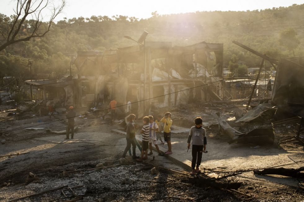 Miles de migrantes sin refugio tras incendio en campamento de Grecia