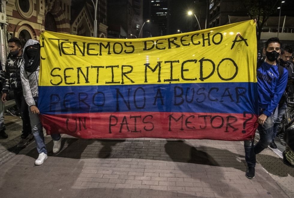 "Los veo y siento miedo": jóvenes repelen a policía tras violentos excesos en Bogotá