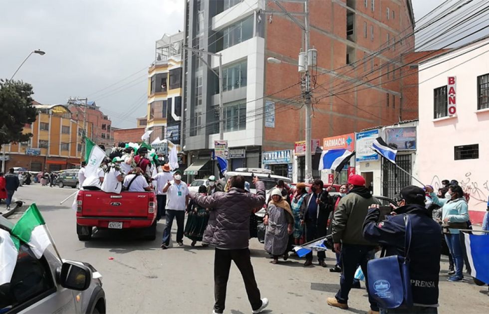 El Alto: Masistas atacan y corretean caravana de Chi y éste sospecha de gente armada