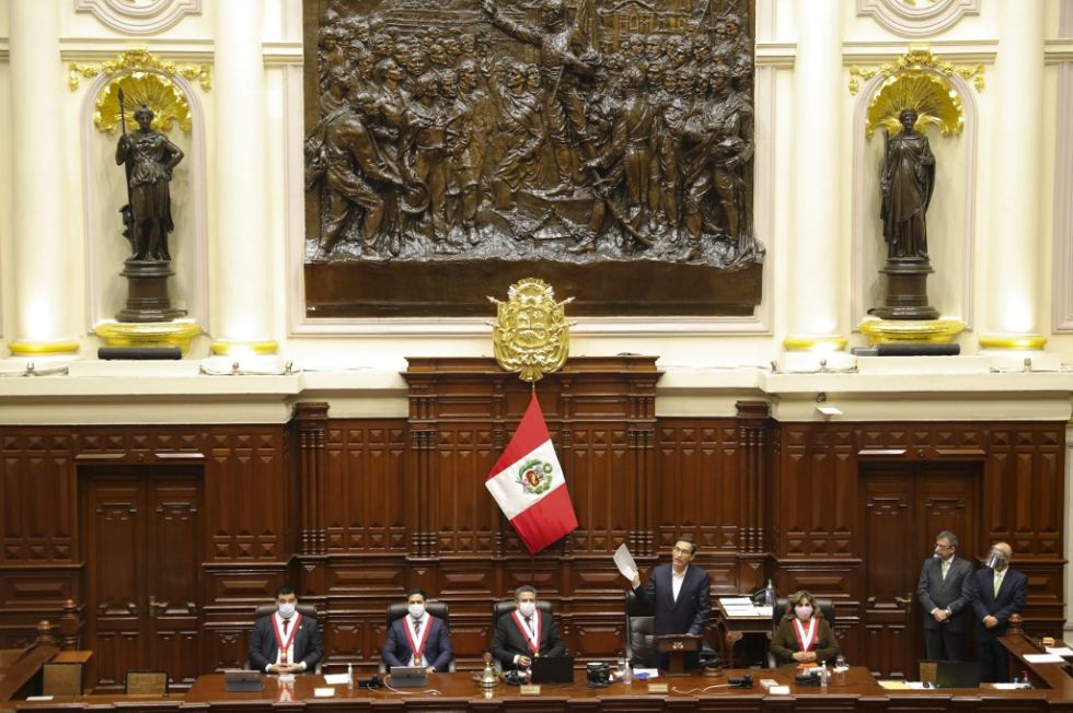 Congreso de Perú debate acaloradamente si destituye al presidente Vizcarra