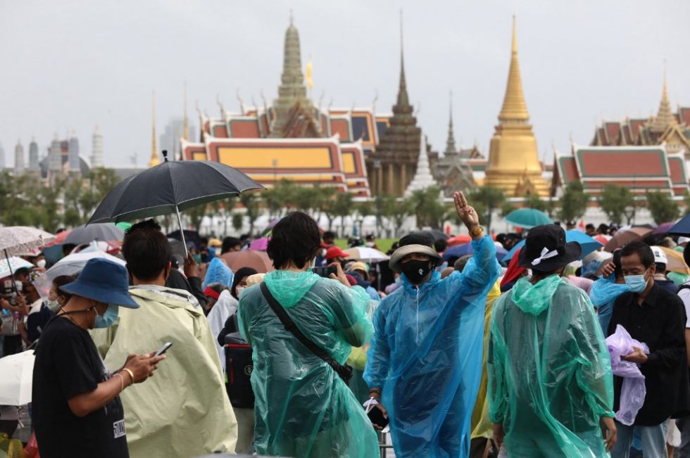 Decenas de miles protestan en  las calles de Bangkok contra el gobierno