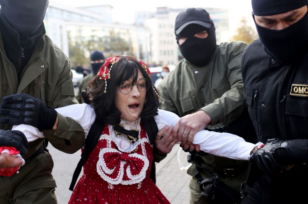 Policía bielorrusa detiene a centenares de mujeres en una protesta en Minsk