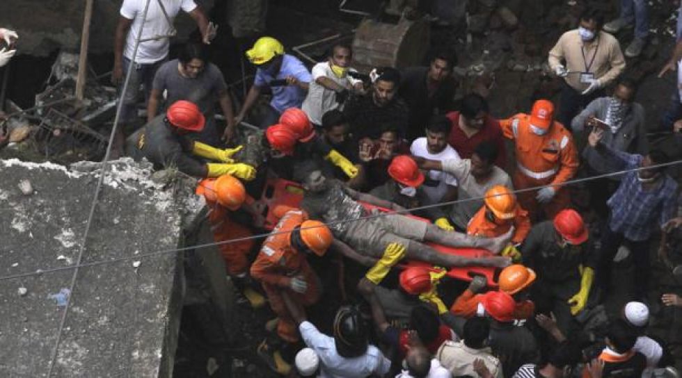 Derrumbe de un edificio en India causa al menos 39 muertos