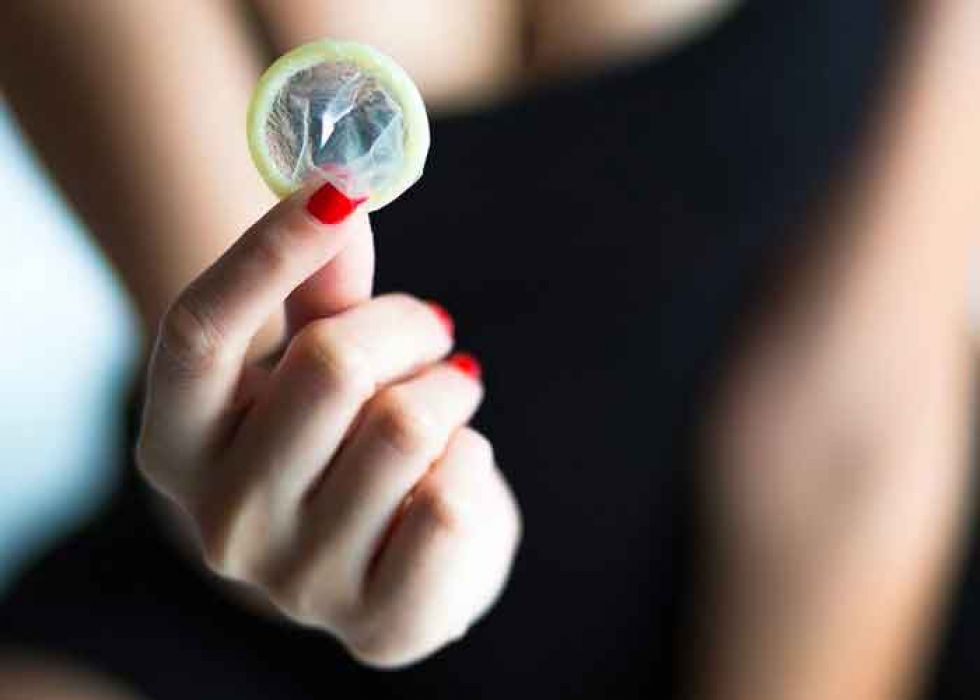 Mujer denuncia a un embajador por quitarse el preservativo sin consentimiento