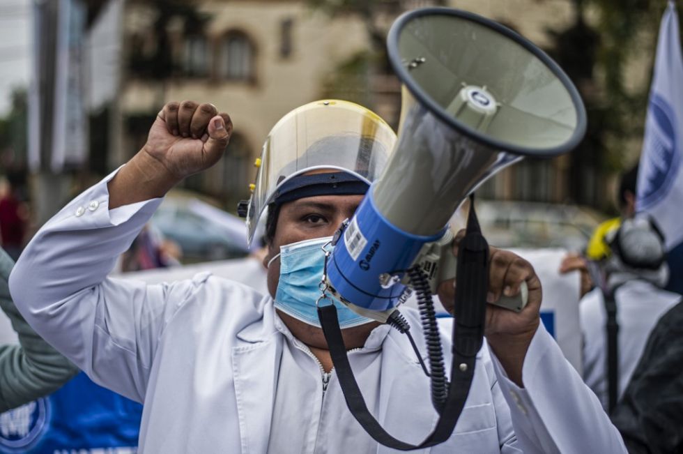 Médicos protestan por mejoras laborales en plena pandemia en Perú