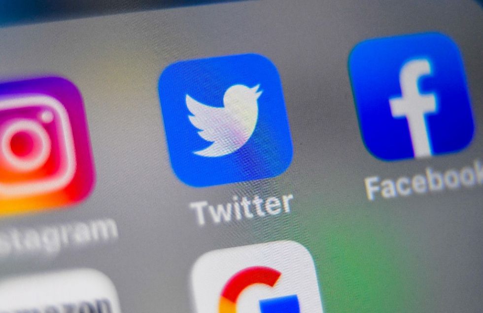 Senadores de EE.UU. convocan a los jefes de Facebook, Google y Twitter