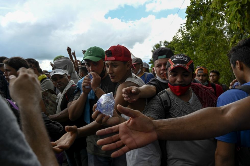 Masiva caravana de migrantes hondureños ingresa a Guatemala en ruta a EE.UU.