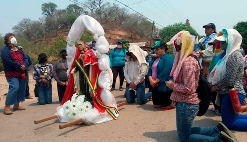 Pobladores del Chacho chuquisaqueño piden de rodillas a la Virgen que llueva
