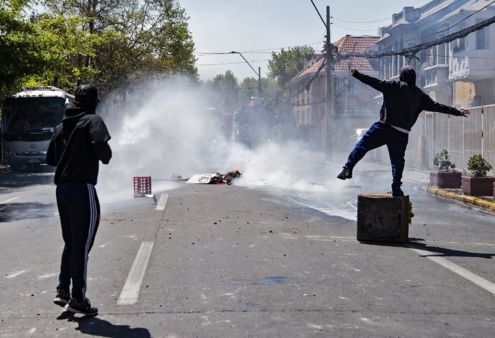 Justicia chilena investiga si policía causó grave caída de un menor en protesta