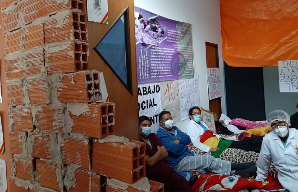 Piquete de médicos ingresa al décimo día de huelga de hambre en La Paz