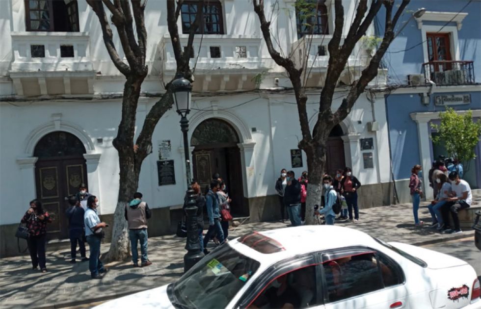 Tarija: cesan a 281 trabajadores en salud, pese a los miles de casos activos de coronavirus