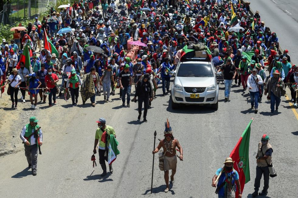 Miles de indígenas se movilizan para exigir cese de la violencia en Colombia