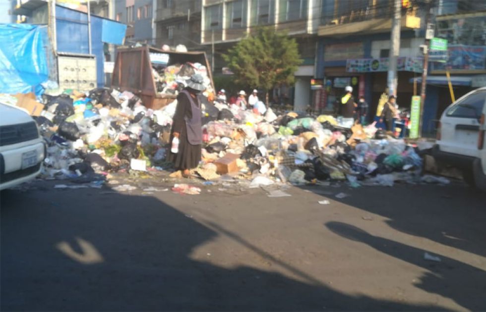 Cochabamba acumula basura en las calles por bloqueo al botadero de K’ara K’ara