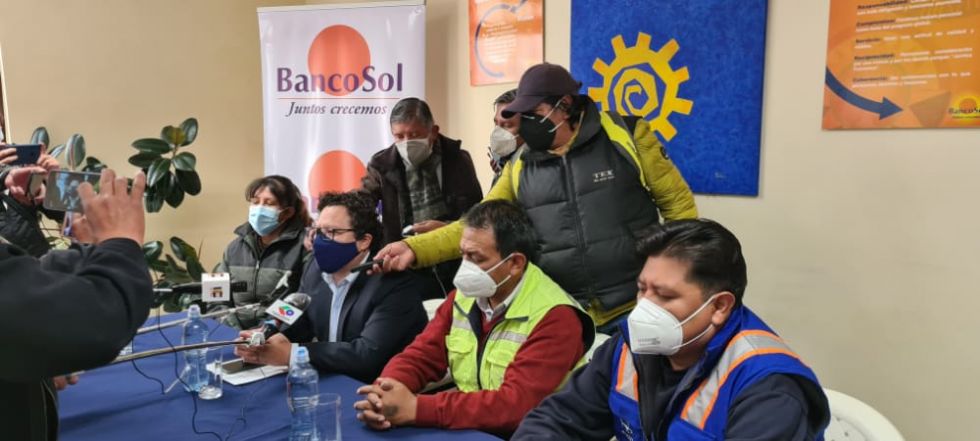 Banco Sol recibe el pago de las facturas de Aapos en Potosí