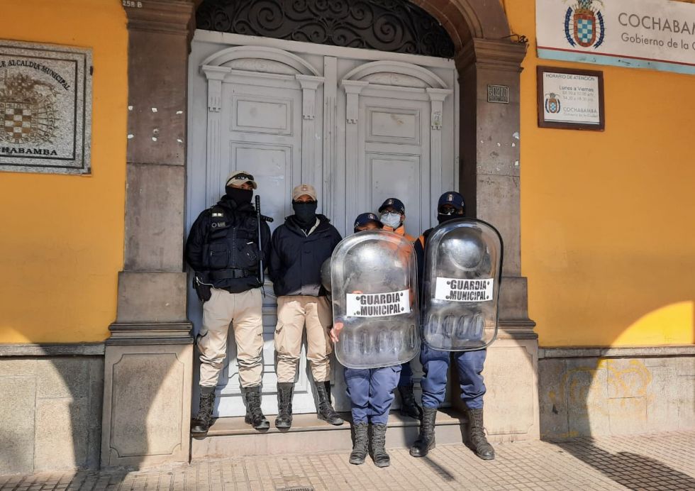 Cochabamba: Leyes cierra puertas de la Alcaldía para evitar notificación de suspensión temporal