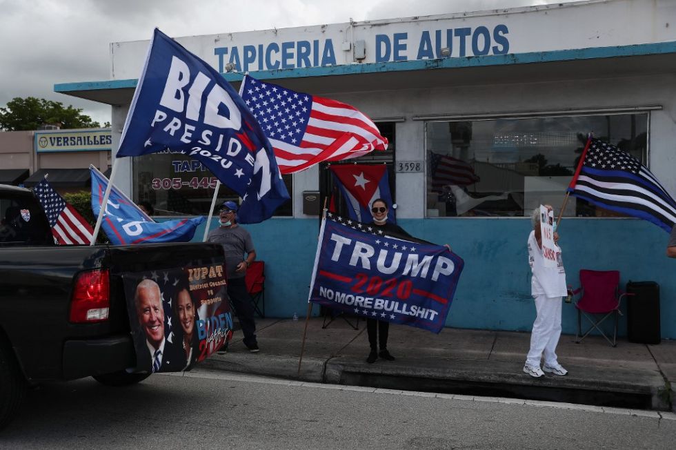 Con insultos y ataques, Trump y Biden atizan sus campañas en estados clave de EEUU