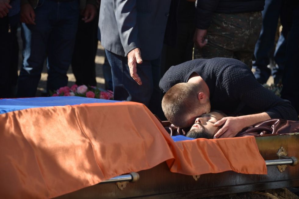 Armenios y azerbaiyanos se acusan mutuamente de nuevos ataques en Karabaj