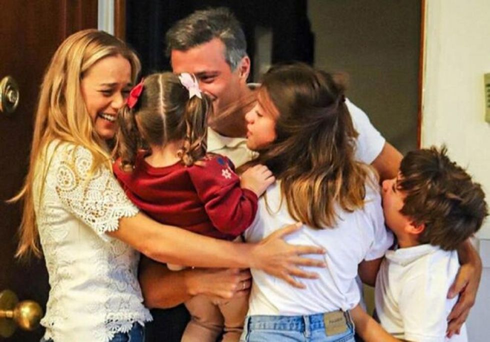 El líder opositor venezolano Leopoldo López  se reencuenta con su familia