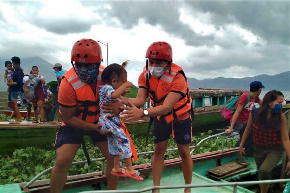 Filipinas evacua a casi un millón de personas ante tifón Goni