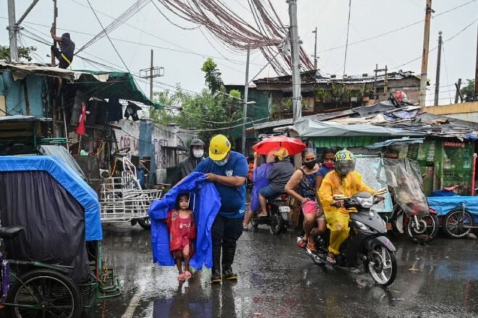 Tifón Goni golpea Filipinas y causa al menos diez muertos