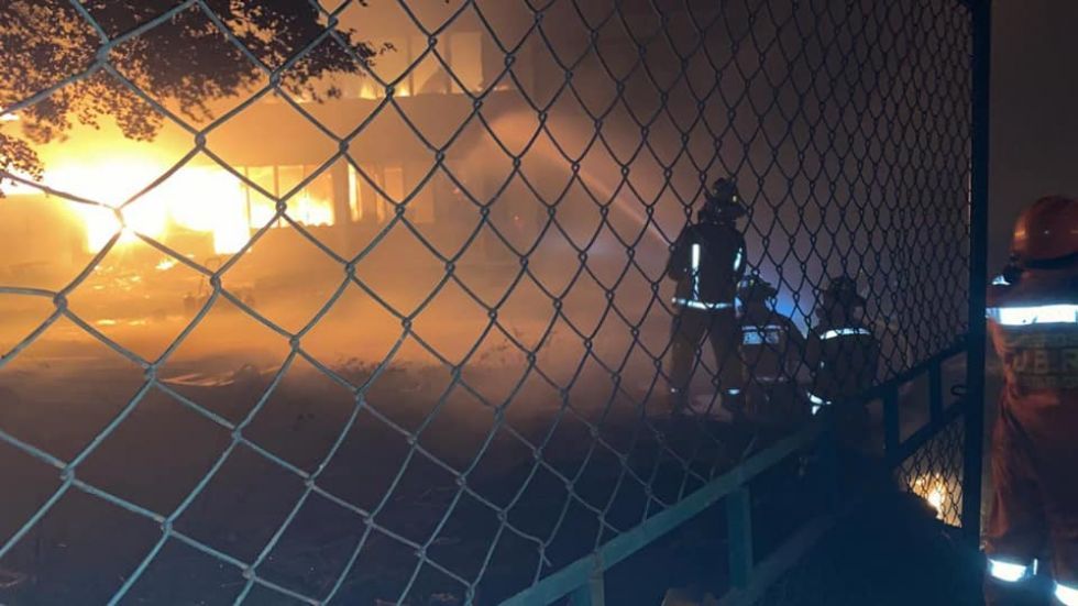 Santa Cruz: controlan incendio en depósitos de YPFB del Parque Industrial 