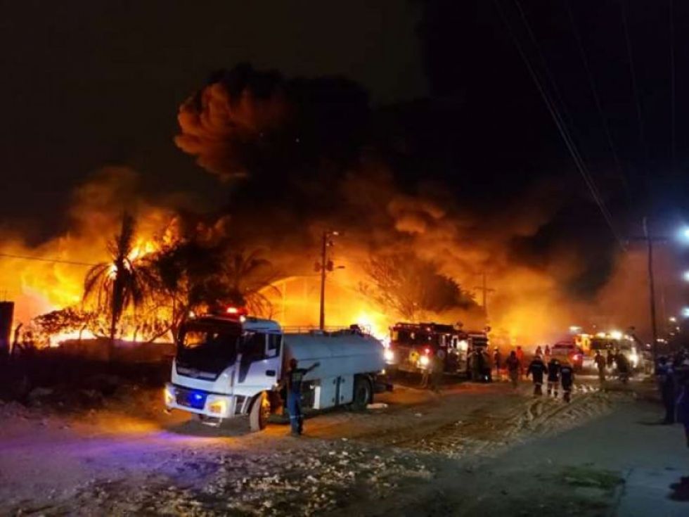 Bomberos tratan de controlar voraz incendio en Parque Industrial de Santa Cruz