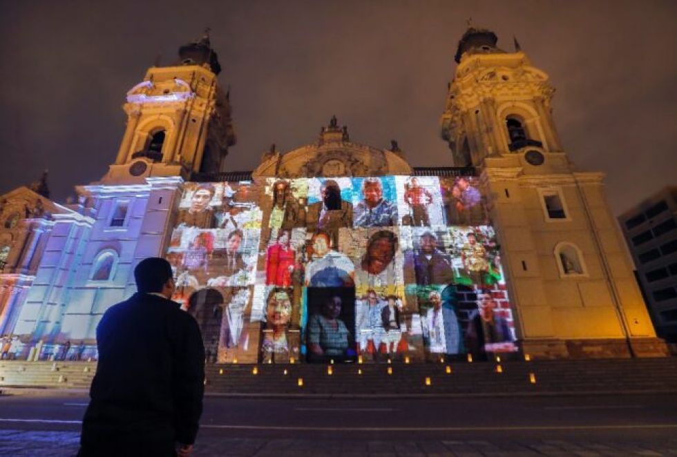Celebran misa en  Lima por los miles de muertos en pandemia