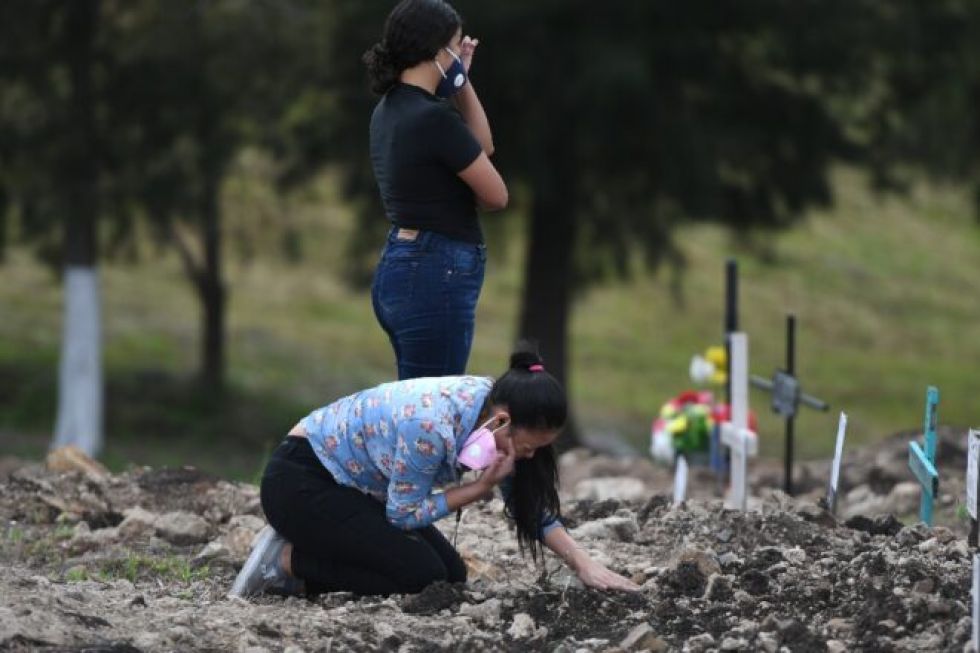 Hondureños buscan las tumbas de parientes fallecidos por covid-19 