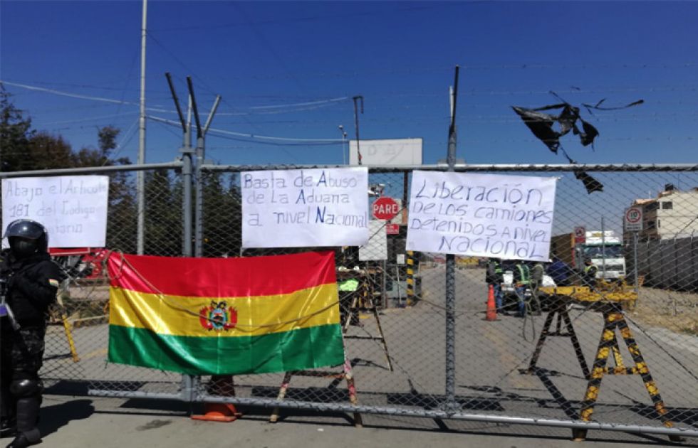 El Alto: Transportistas exigen liberación de camiones y denuncian abusos de la Aduana