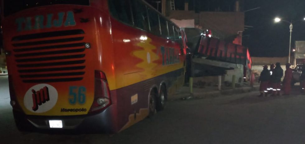 Bus se estrella con 47 pasajeros a bordo y hay un muerto