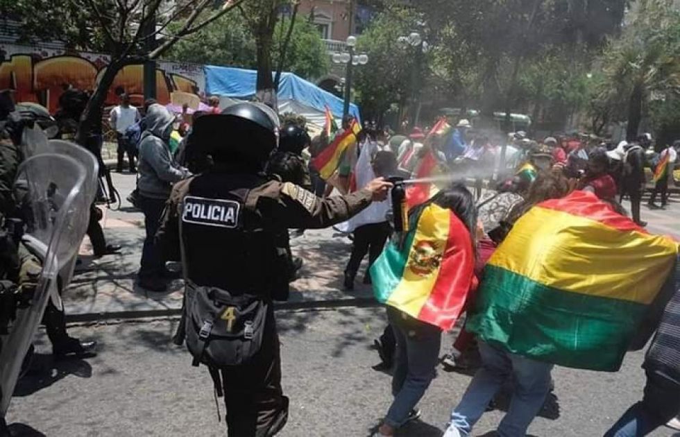 La Paz: Policía gasifica a manifestantes en el día de la posesión de Luis Arce