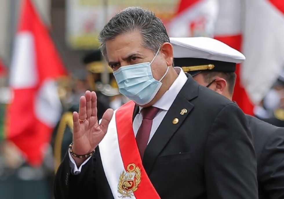 Jefe del Congreso asume como presidente de Perú en medio de protestas
