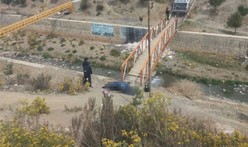 Hallan el cadáver de una persona asesinada con disparo en El Alto